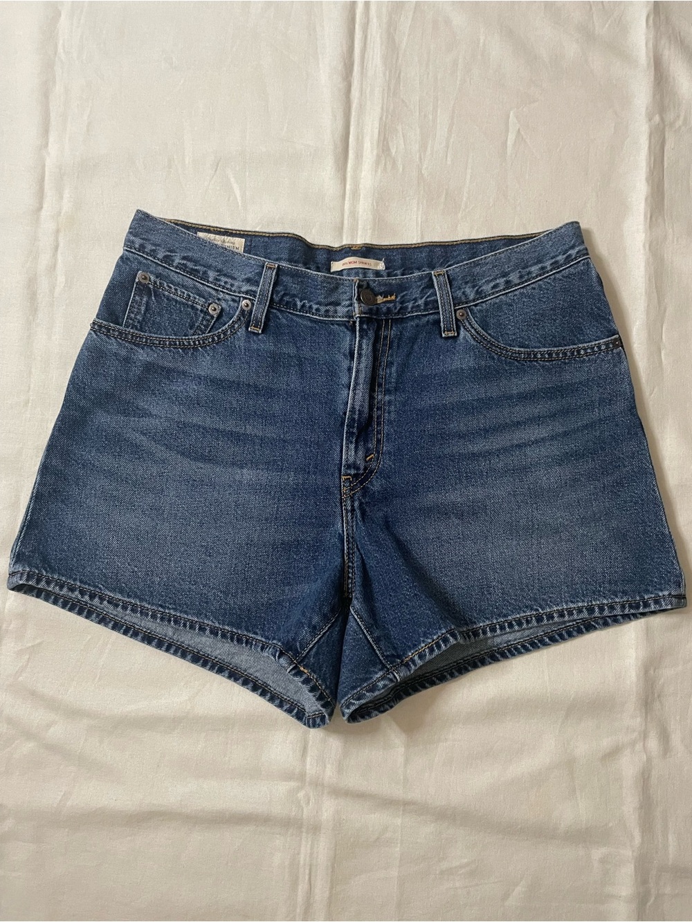 Levi’s premium 80s mom Shorts Jeans denim medium washed